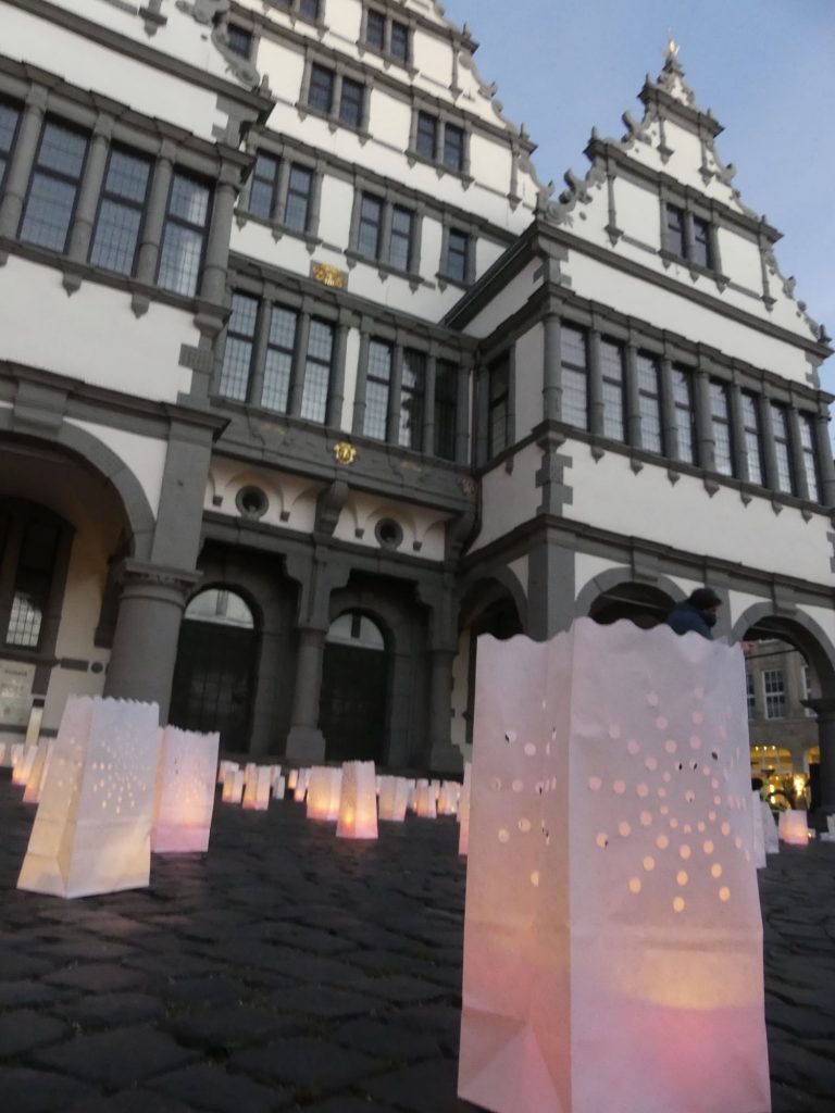 Rathaus mit Totenlichtern