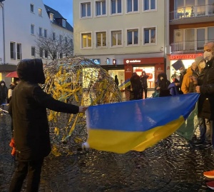 Flagge der Ukraine gehalten von 2 Personen