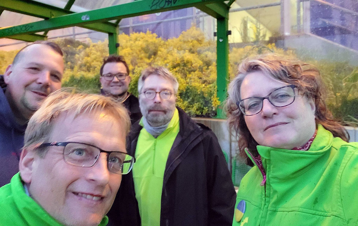 Vor dem Bahnhof in Altenbeken mit Grünen und Norika Creuzmann