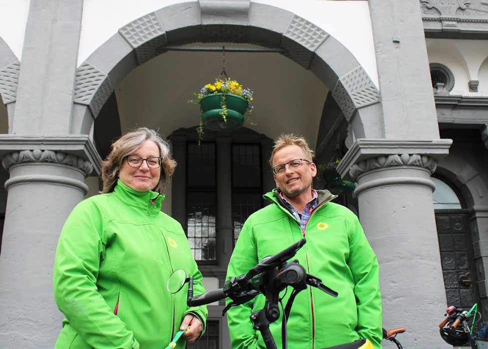 Norika Creuzmann und Ulli Möhl vor dem Rathaus Paderborn